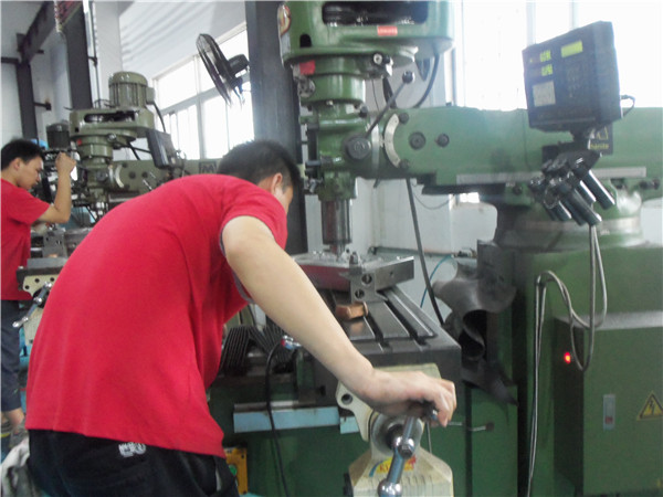 旭錦塑膠模具有限公司，模具車間人員工作操作
