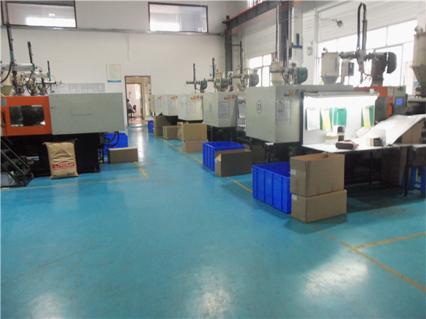 旭錦塑膠模具有限公司，注塑車間